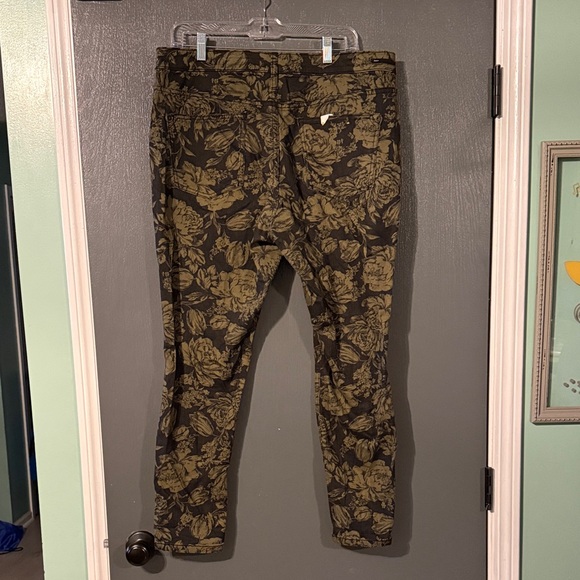 NWOT Anthropologie Olive Floral Women's Cropped Jeans - Picture 3 of 3